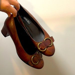 Brown leather kitten heels with gold buckle (vero cuoio) by Van Eli
